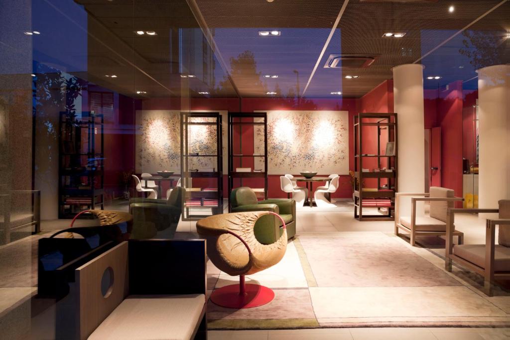 een lobby met stoelen en een wachtkamer bij Zambala Luxury Residence in Milaan