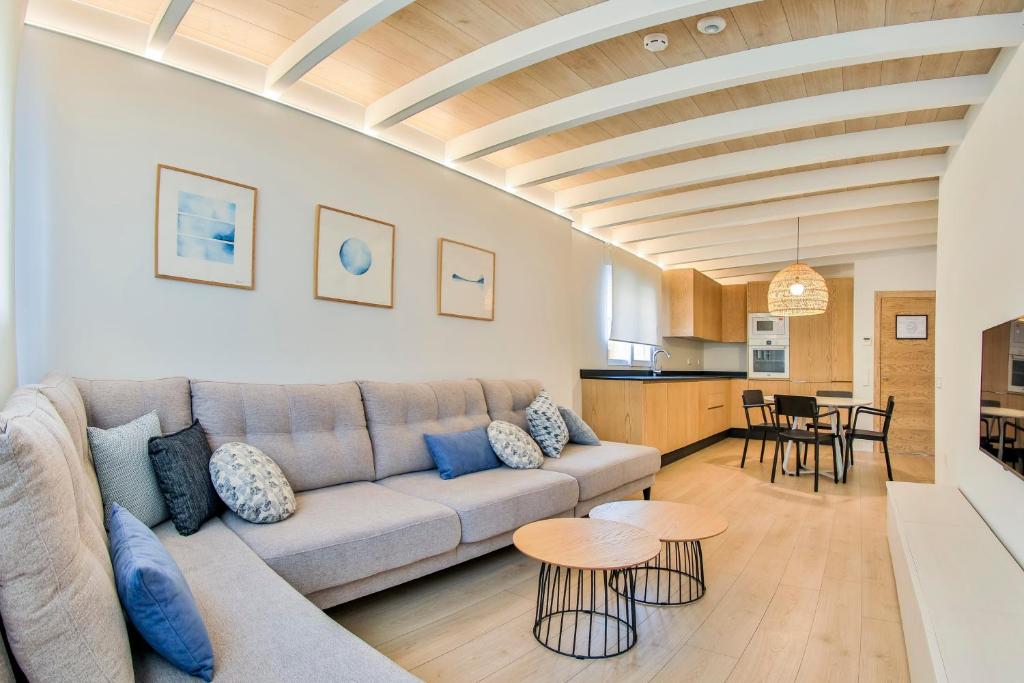 a living room with a couch and a table at Apartamentos 525 in Los Alcázares