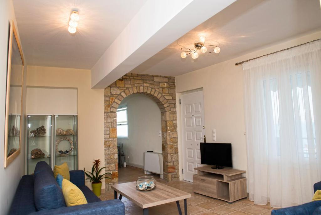 Televízia a/alebo spoločenská miestnosť v ubytovaní Kiveri Luxurious Seaside Apartment