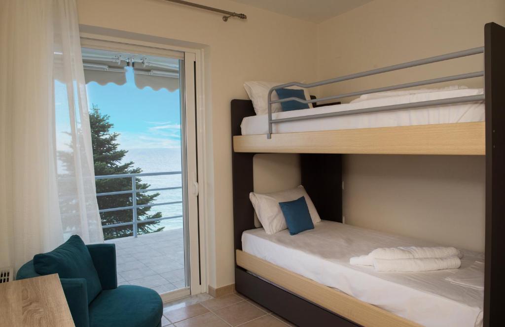 Posteľ alebo postele v izbe v ubytovaní Kiveri Luxurious Seaside Apartment
