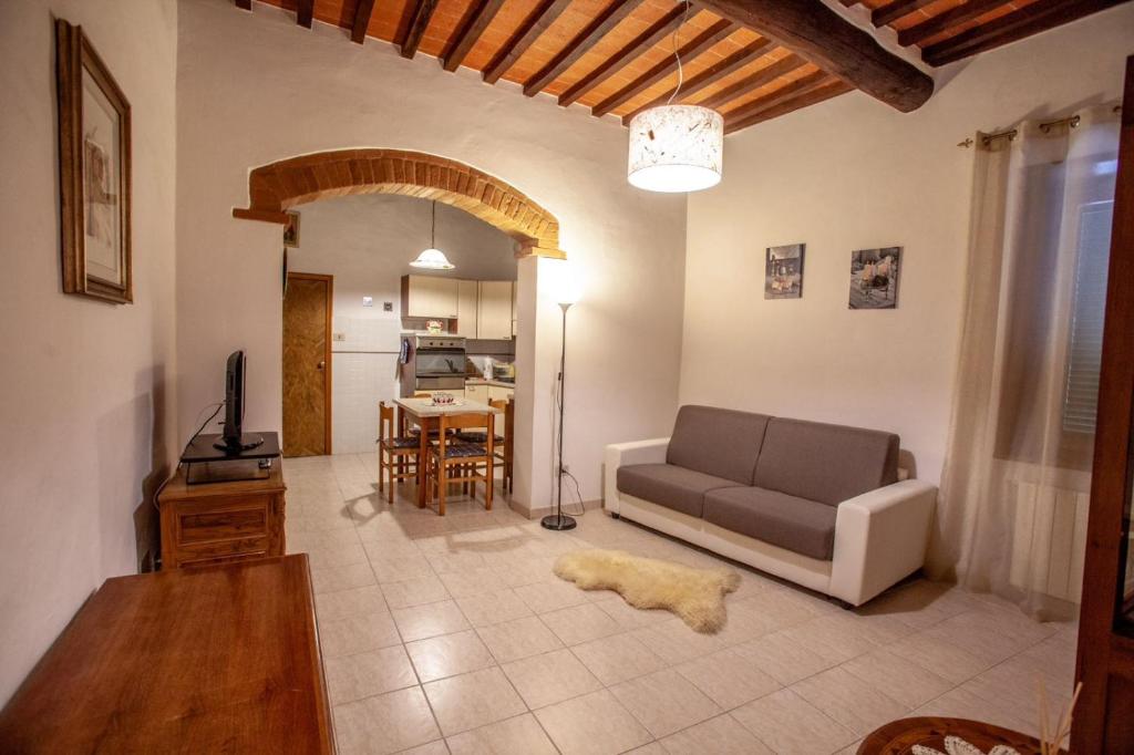 sala de estar con sofá y mesa en La casa di Francesca, en Castelnuovo Berardenga
