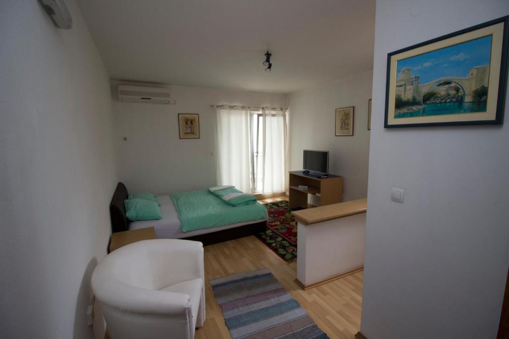 TV a/nebo společenská místnost v ubytování Hotel & Rooms Lombrelle