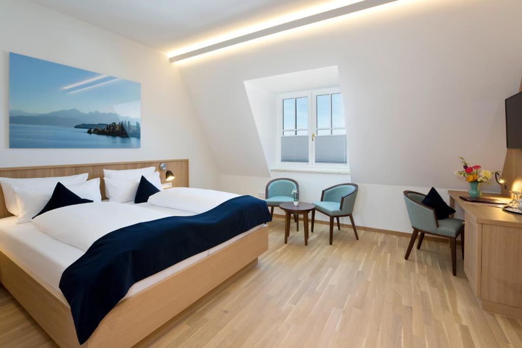 Postel nebo postele na pokoji v ubytování Hotel Hirsch