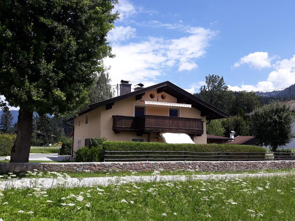 una casa con un balcón en el lateral. en Appartement Müllner, en Kirchdorf in Tirol