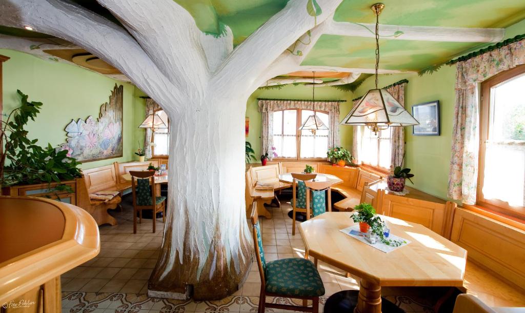 ハルトベルクにあるDer Schildbacherhofの天井に木が描かれたレストラン