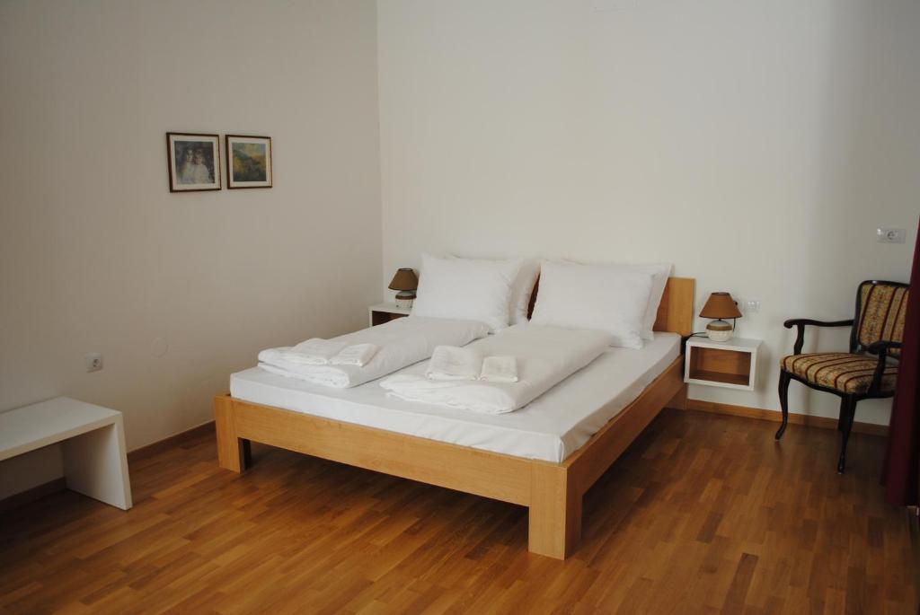 Postel nebo postele na pokoji v ubytování Hotel Dvorec