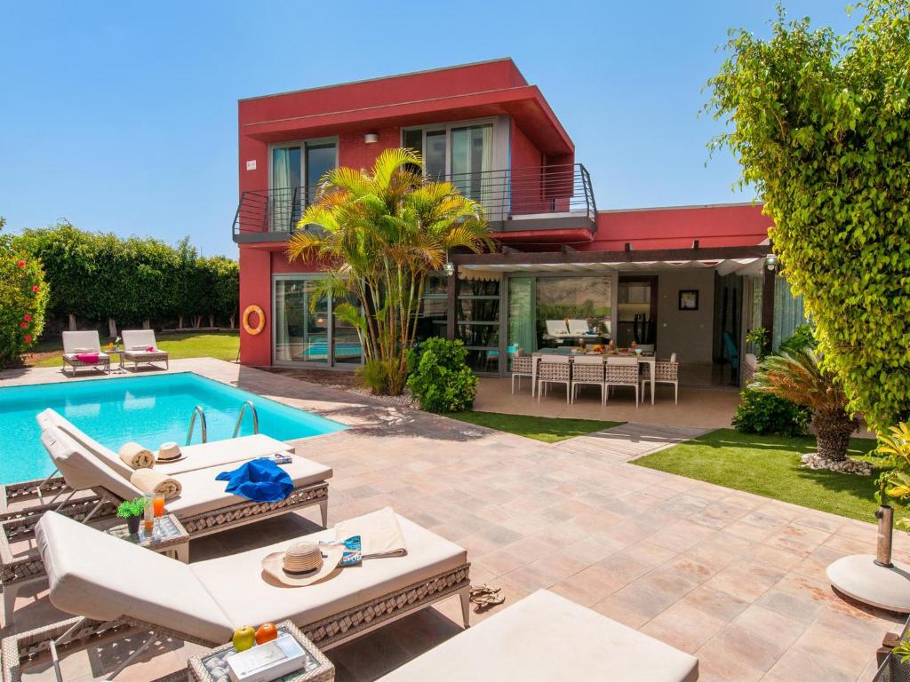 une villa avec une piscine et une maison dans l'établissement Top Salobre Villas by VillaGranCanaria, à Salobre