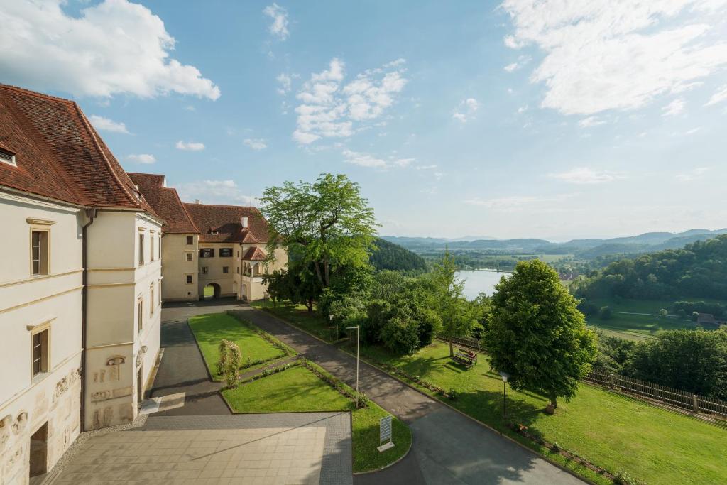 ライプニッツにあるSchloss Seggauの川と木の見える敷地