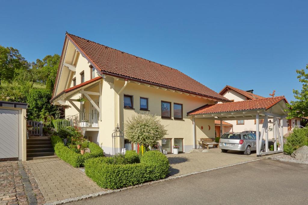 ein Haus mit einem Auto in der Einfahrt in der Unterkunft Ferienwohnung Weisbrod, nur private Buchungen in Bräunlingen