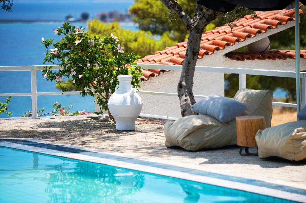 Bazén v ubytování Akra Morea Hotel & Residences nebo v jeho okolí