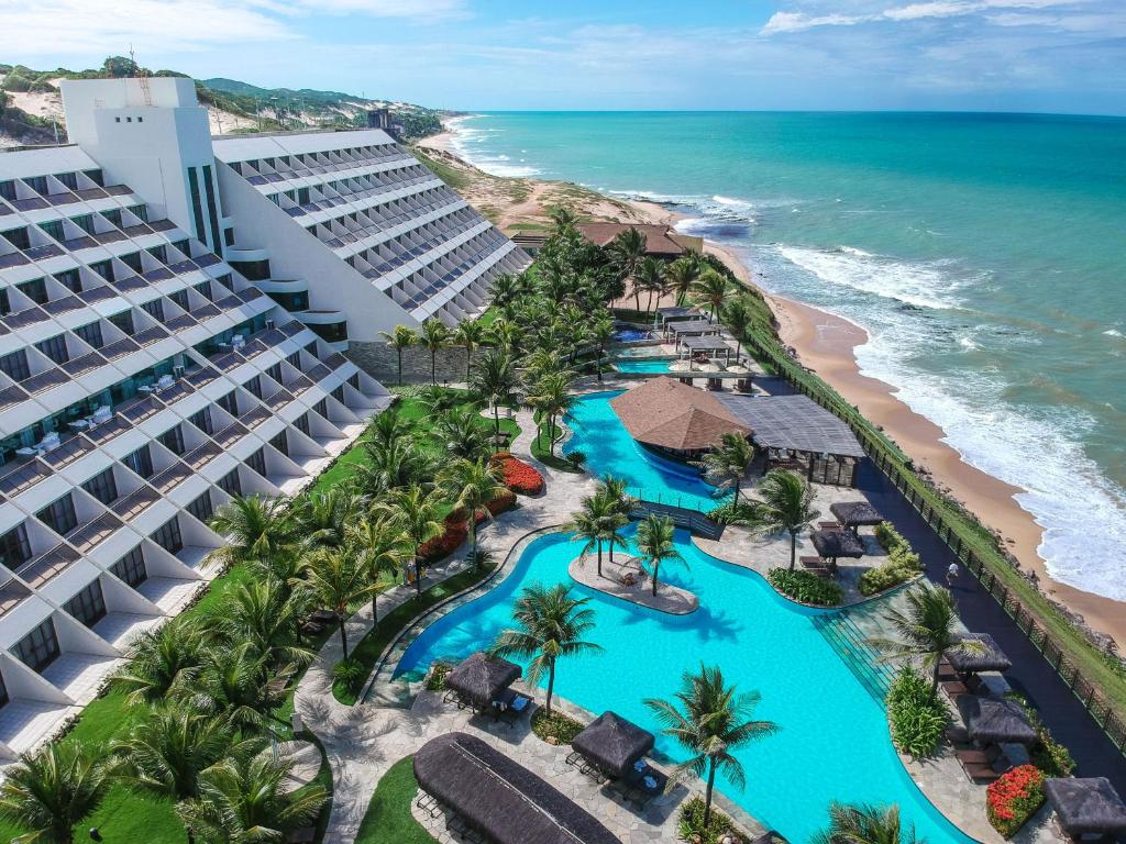 uma vista aérea do hotel e da praia em Wish Natal em Natal