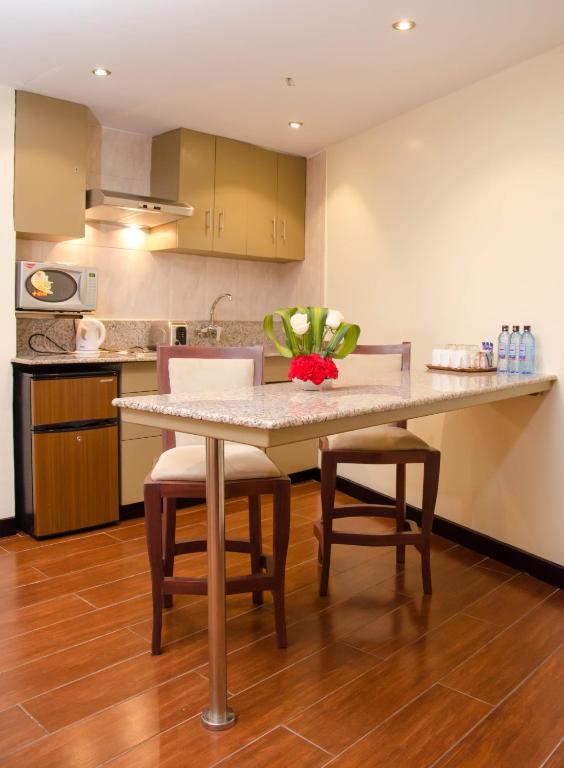 Kuchyň nebo kuchyňský kout v ubytování Best Western Plus Meridian Hotel