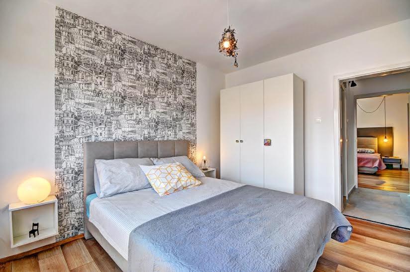 Postel nebo postele na pokoji v ubytování Lola app in city center, 4+1 pax