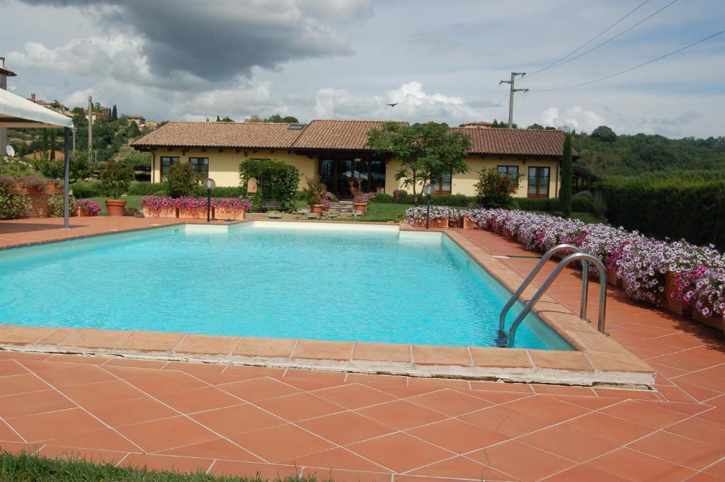 Basen w obiekcie Agriturismo "Le Rondinelle" lub w pobliżu