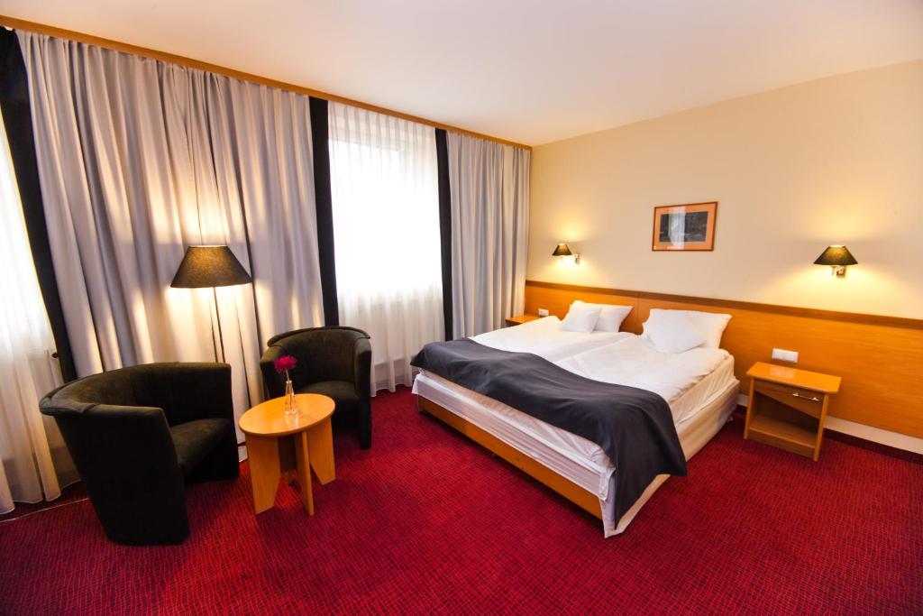 Postel nebo postele na pokoji v ubytování Hotel Malinowski Business