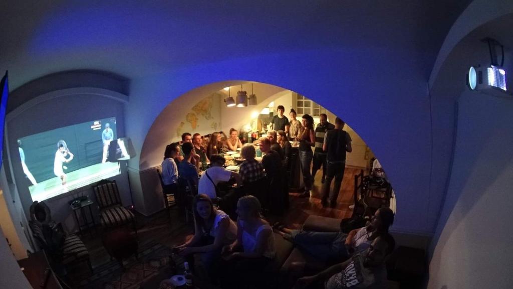 een groep mensen die in een kamer staan bij Balkan Soul Hostel in Belgrado