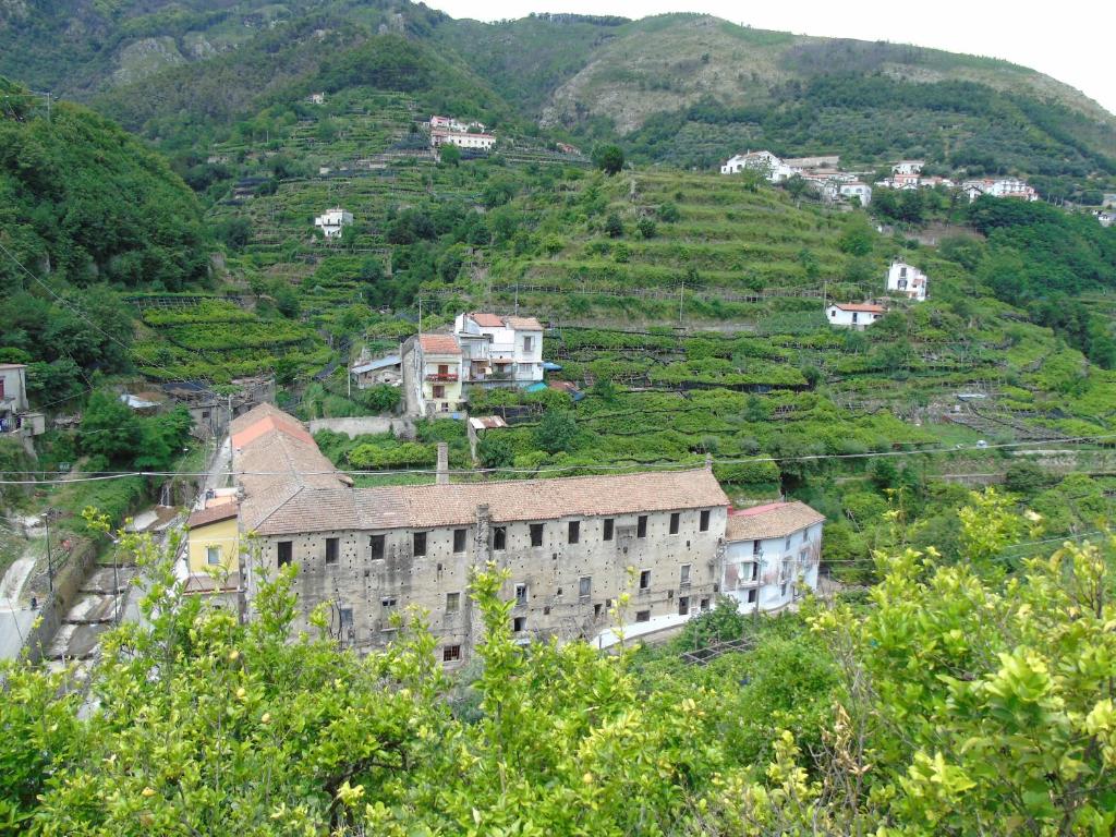 un pueblo en una colina con casas en él en Antica Cartiera Sant'Elia en Tramonti