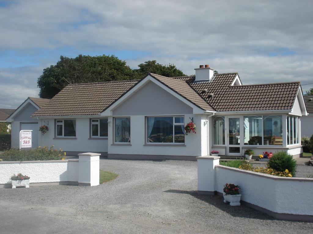 een wit huis met veel ramen bij Edenvale Bed & Breakfast in Portnoo