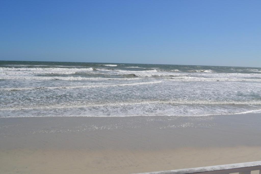 une personne debout sur une plage avec l'océan dans l'établissement Daytona Beach studio condo with beautiful Ocean view, à Daytona Beach