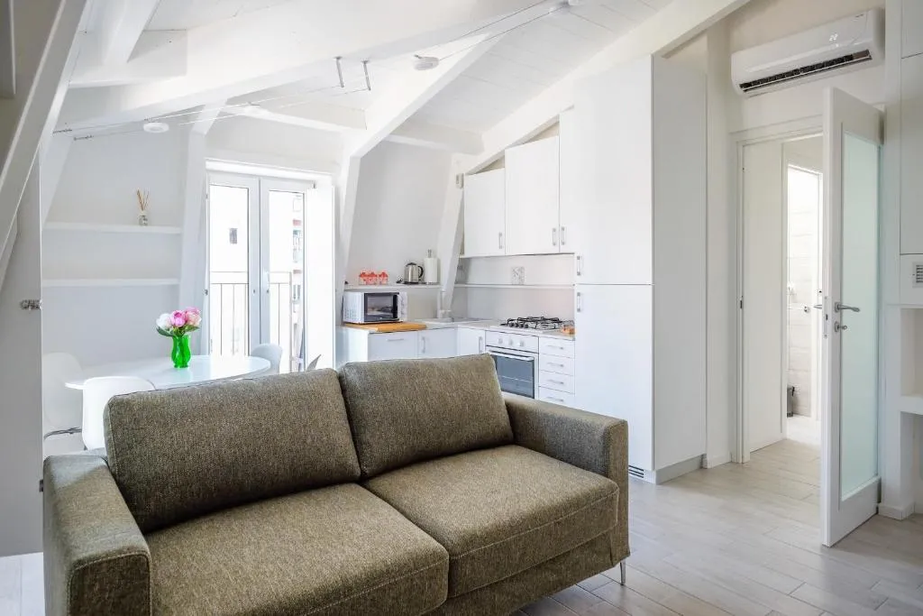 Bright Attic in Milan, Milano, Italia