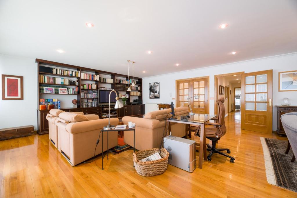 a living room with a couch and a desk at Andares in Arzúa