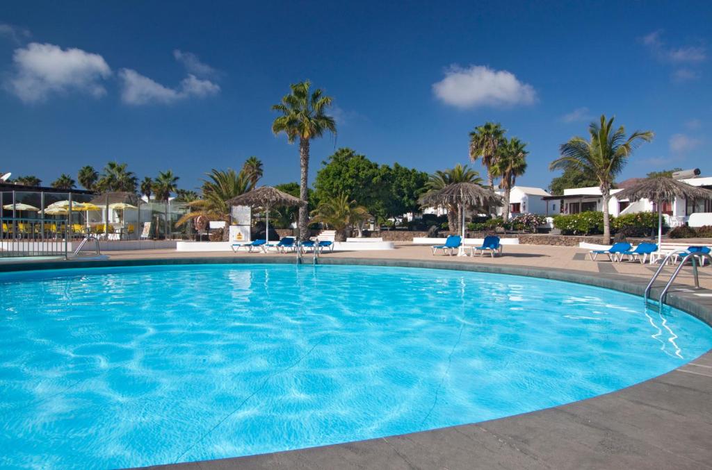 The swimming pool at or close to Bungalows Playa Limones