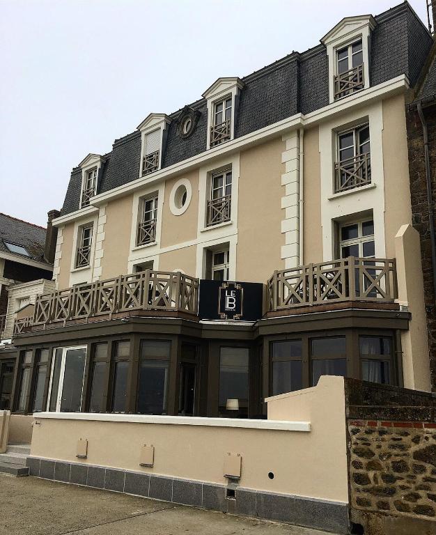 a large white building with a number five at Hôtel Le Beaufort in Saint Malo
