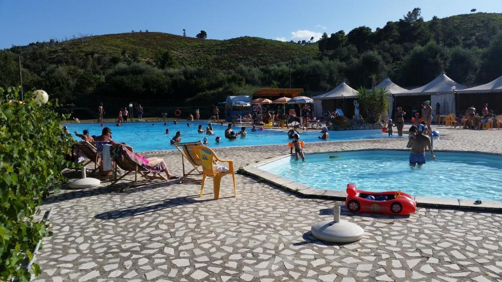 Bazén v ubytování Camping La Gemma nebo v jeho okolí