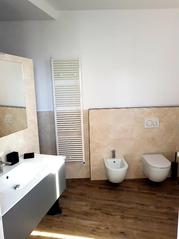 łazienka z białą umywalką i toaletą w obiekcie B&B Porta Marina w mieście Grottammare