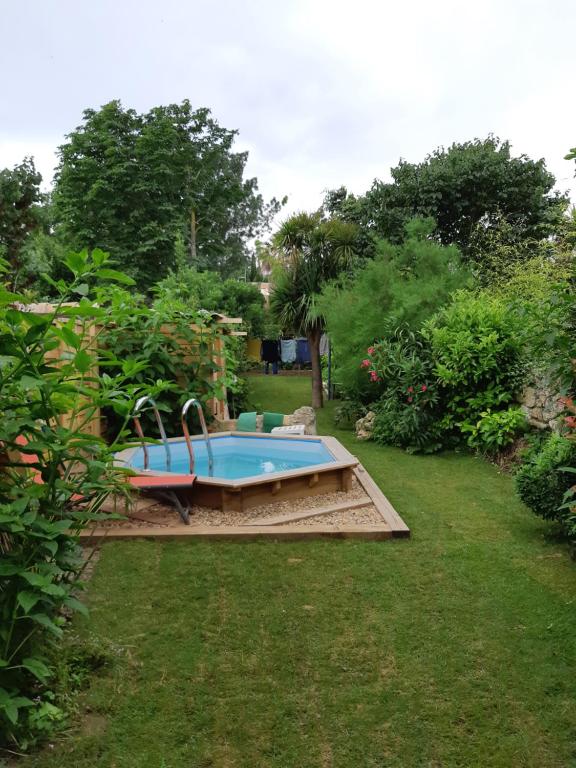 - une piscine dans une cour avec un jardin dans l'établissement Le jardin bernard PERRIER, à Montbazin