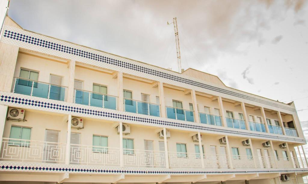 a building with a balcony on top of it at Hotel Julião in Tauá