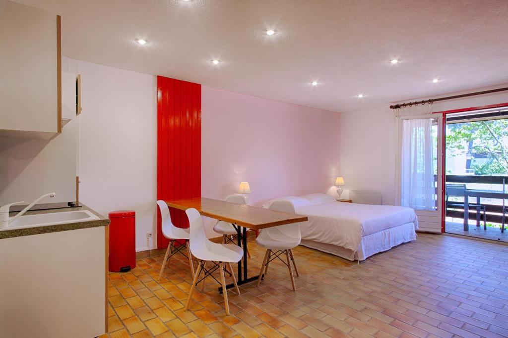 Postel nebo postele na pokoji v ubytování Hotel Résidence Le Sporting