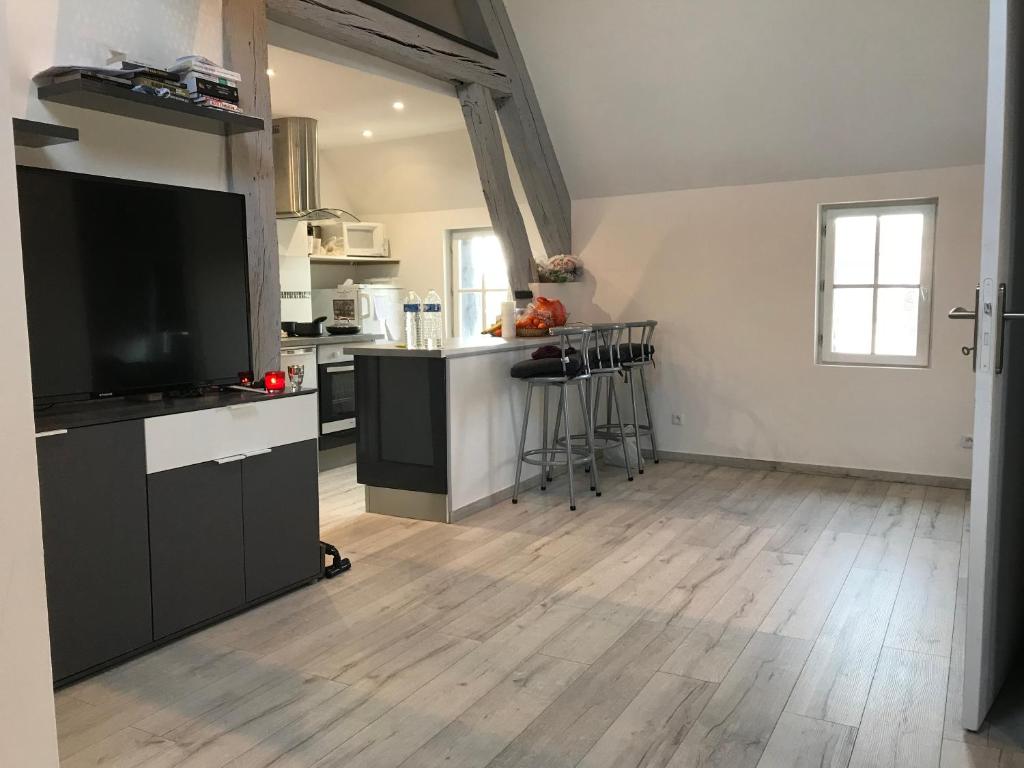 a kitchen with a large flat screen tv in a room at Appartement Hyper centre Silencieux Lumineux in Dreux