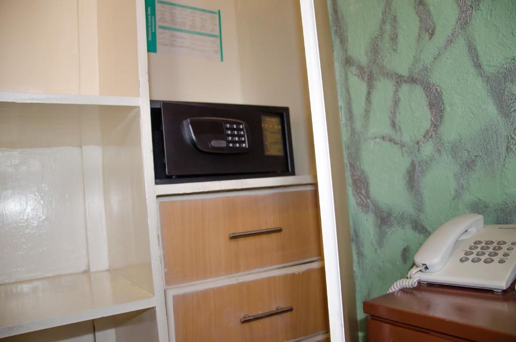 TV a/nebo společenská místnost v ubytování Ash White Hotel