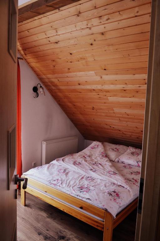Posteľ alebo postele v izbe v ubytovaní Domki Goralskie przy karczmie Szlachtowskiej