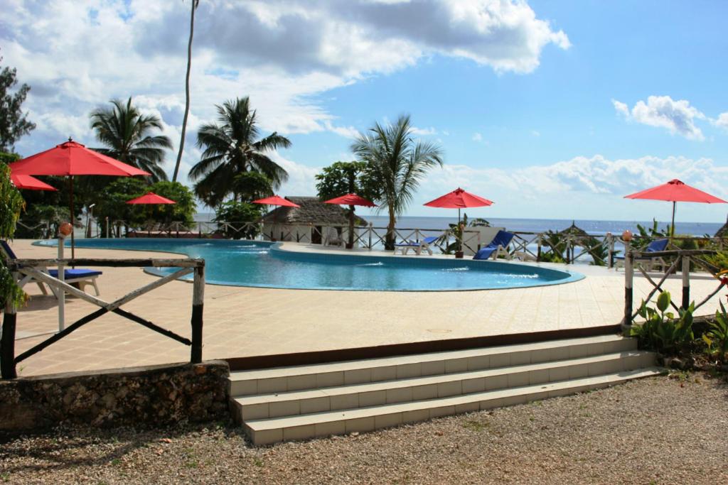בריכת השחייה שנמצאת ב-Coconut Tree Village Beach Resort או באזור