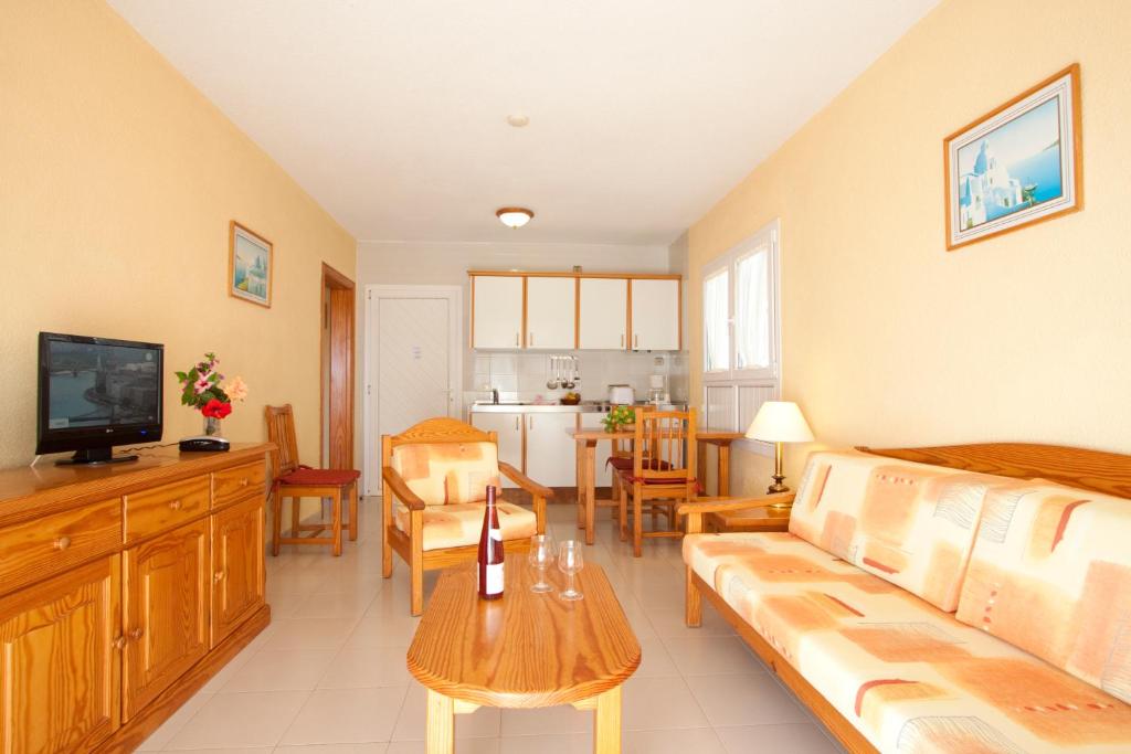 A television and/or entertainment centre at Bungalows Playa Limones