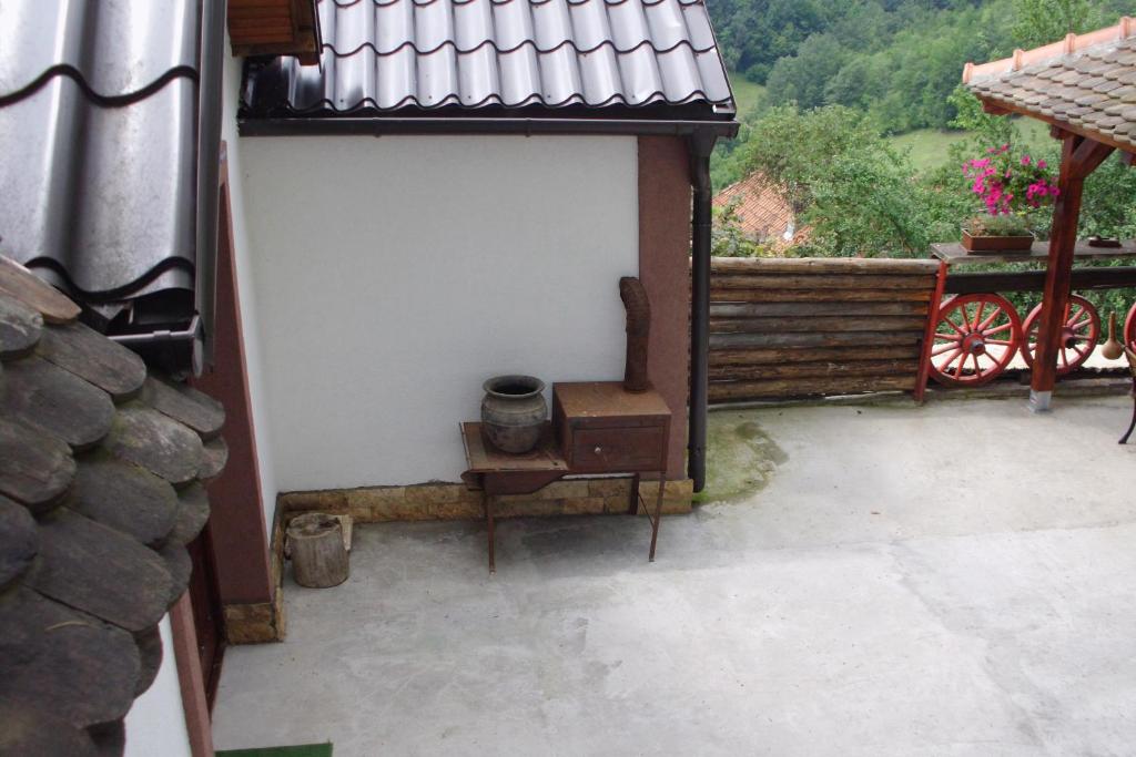 Balkón nebo terasa v ubytování Tri bagrema KM