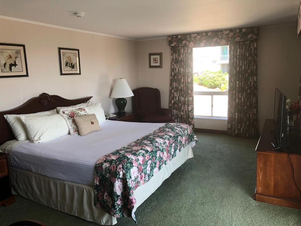 Ένα ή περισσότερα κρεβάτια σε δωμάτιο στο Sands Of Time Motor Inn & Harbor House