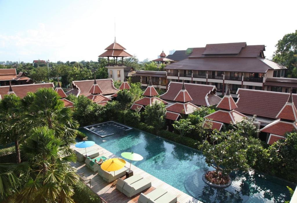 Siripanna Villa Resort & Spa Chiang Mai -SHA Extra Plus في شيانغ ماي: اطلالة جوية على منتجع مع مسبح
