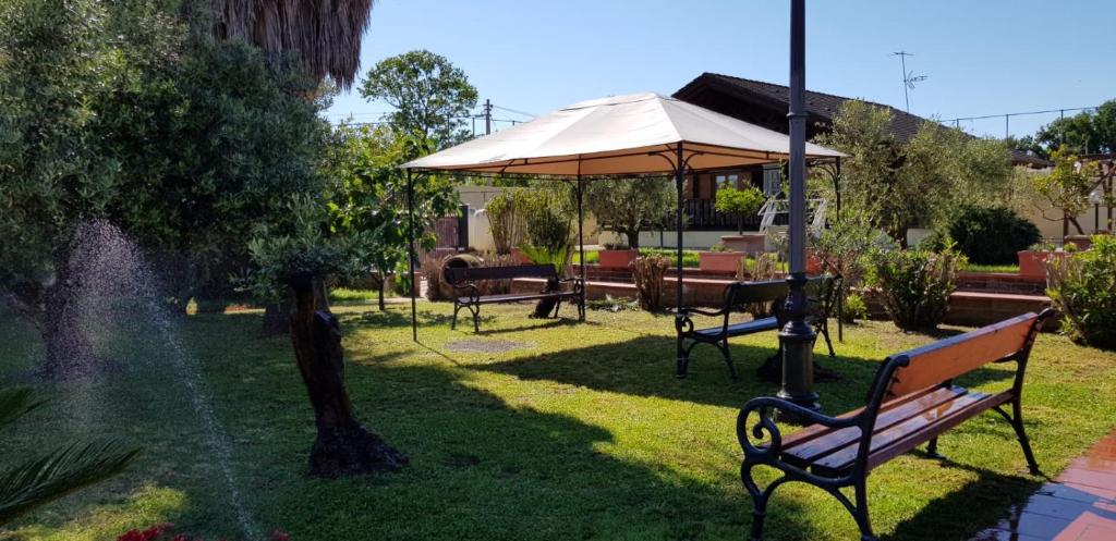 A garden outside L'oasi di Ambra
