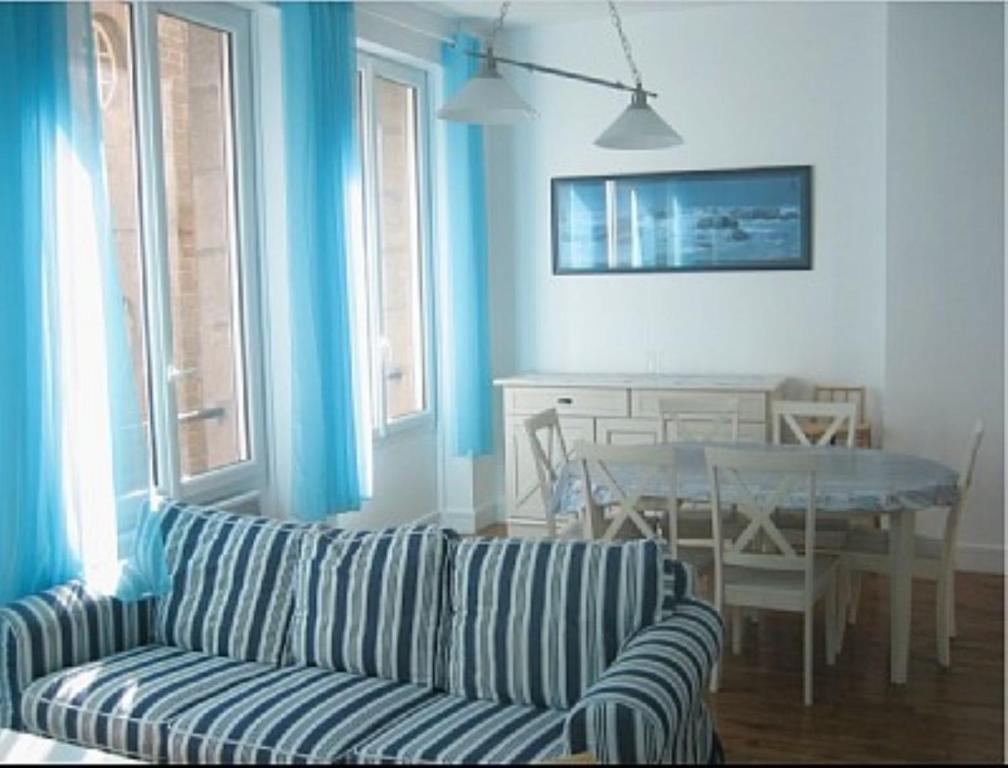 een woonkamer met een bank en een tafel bij Marguerite in Saint-Malo