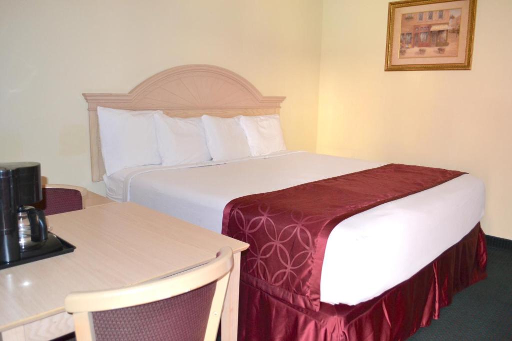 Postel nebo postele na pokoji v ubytování Passport Inn Niagara Falls