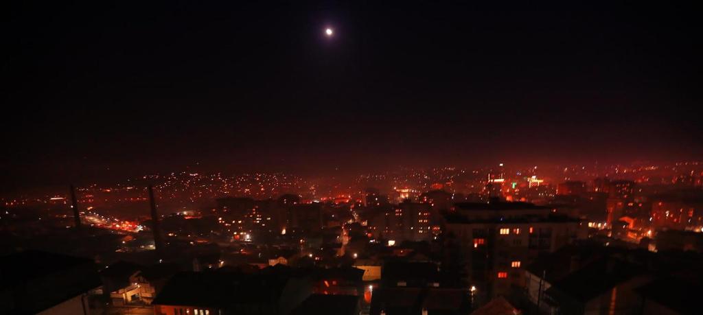 Nespecifikovaný výhled na destinaci Priština nebo výhled na město při pohledu z hotelu