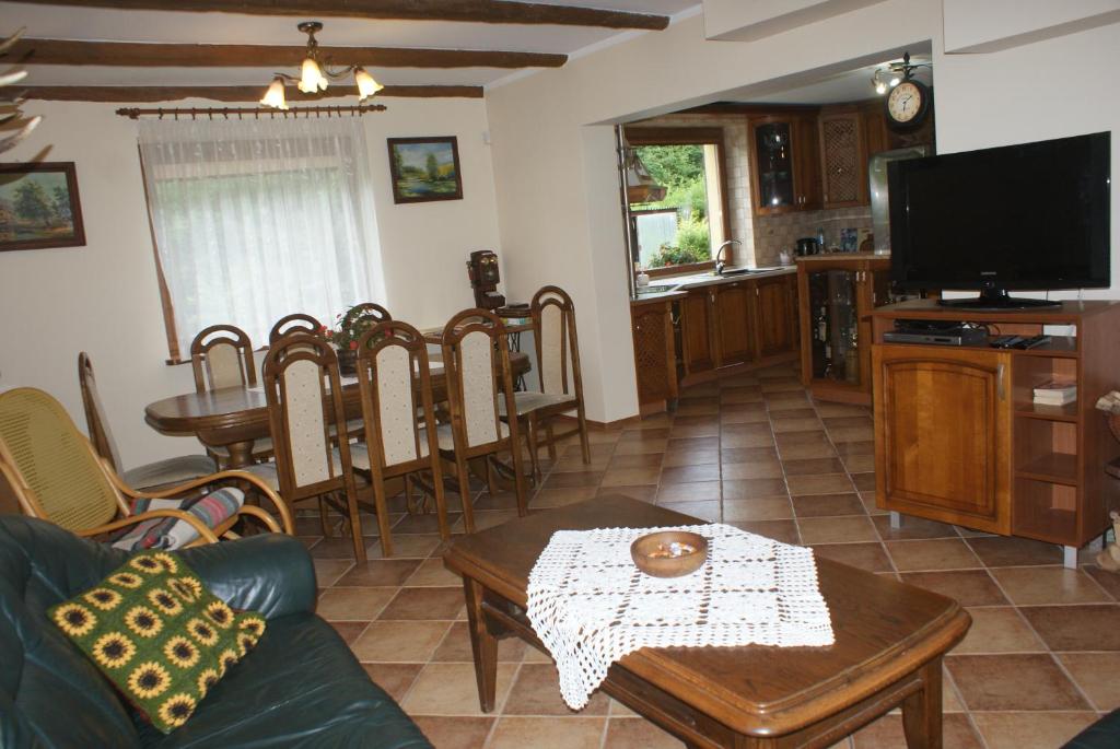 Televízia a/alebo spoločenská miestnosť v ubytovaní Domek pod Lasem na Mazurach