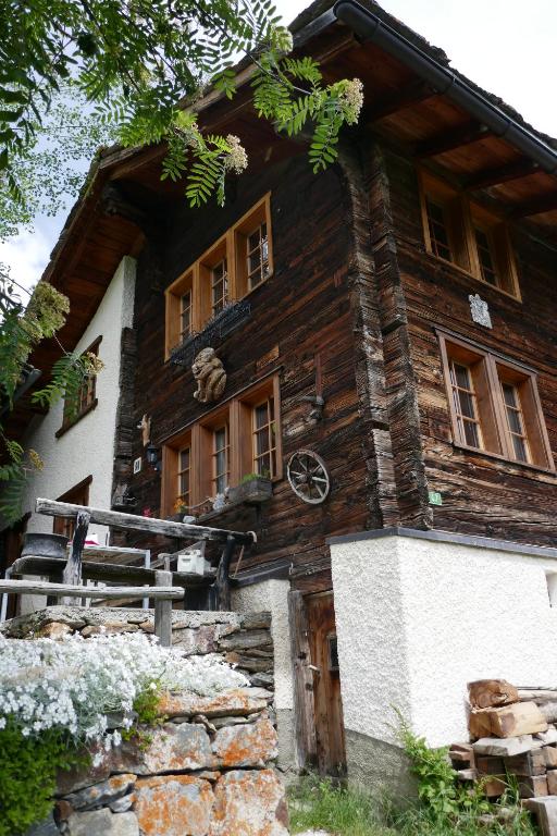 una casa de madera con ventanas laterales. en Châlet Birkhahn, en Saas-Fee