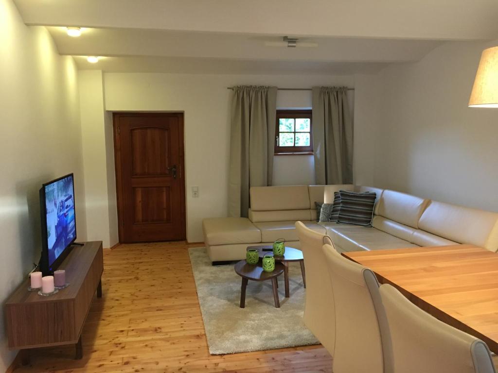 A television and/or entertainment centre at Naturresidenz Kropfitsch