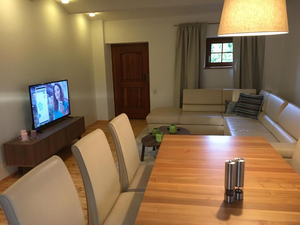 A television and/or entertainment centre at Naturresidenz Kropfitsch