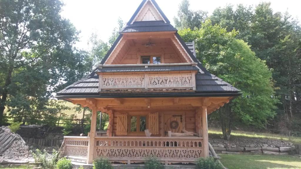 un grand kiosque en bois avec un toit dans l'établissement Kaszubska Górska Chata, à Bytów