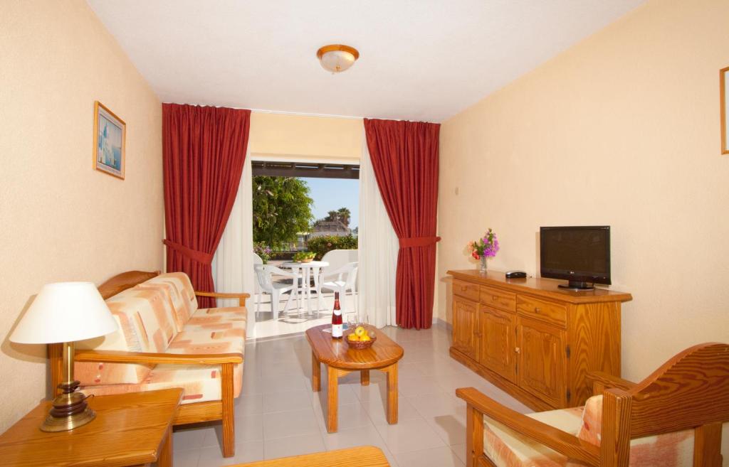 A television and/or entertainment centre at Bungalows Playa Limones